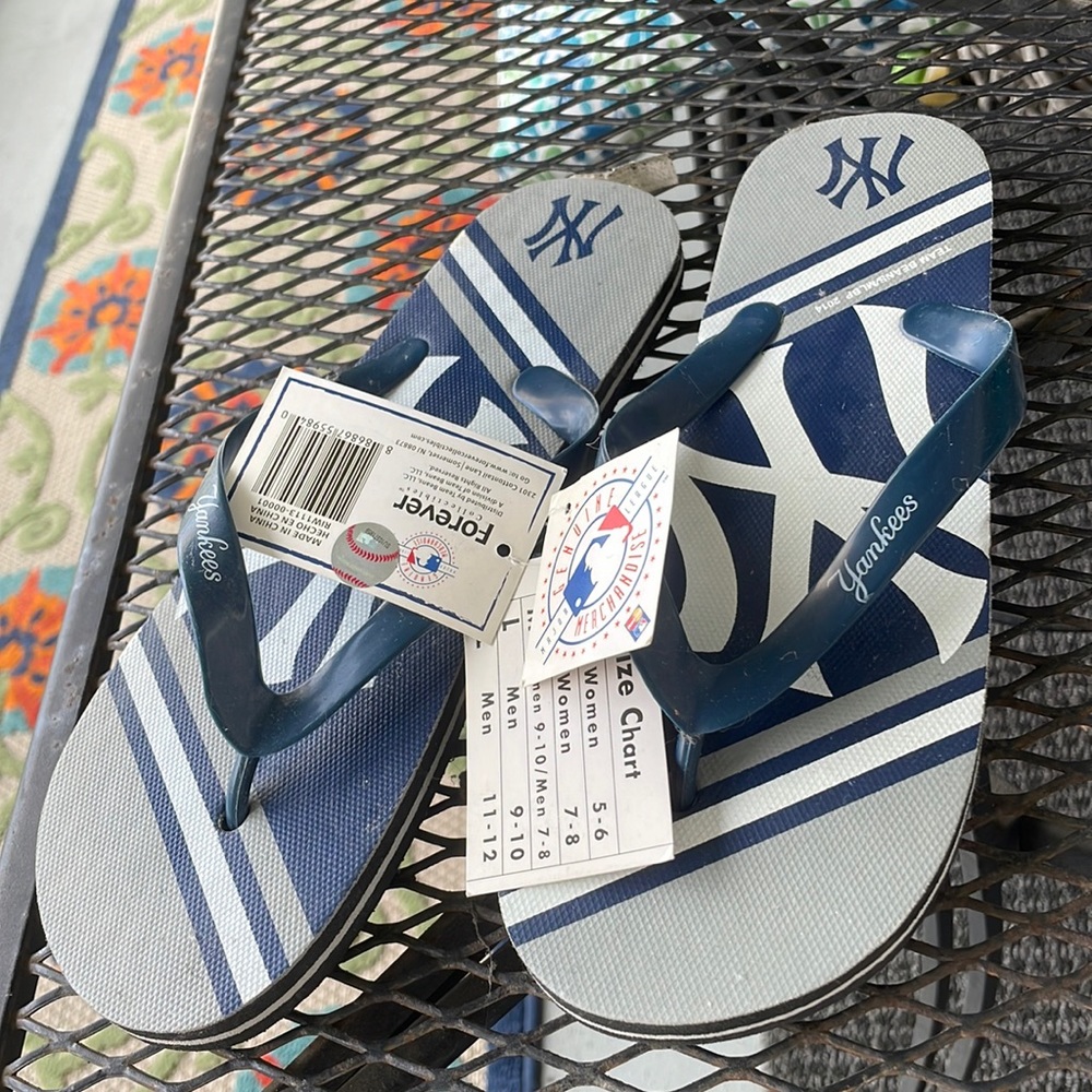 New New York Yankees Unisex Flip Flops Size Medium  7-8 (men) & 9-10 (women)